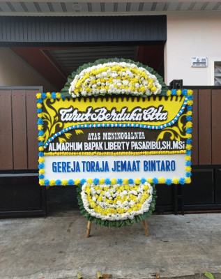 Papan Bunga Duka di Tuyau
